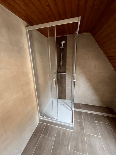 Helle 3-Zimmer-Wohnung mit Dachgeschosscharakter in Dornstetten – Dusche