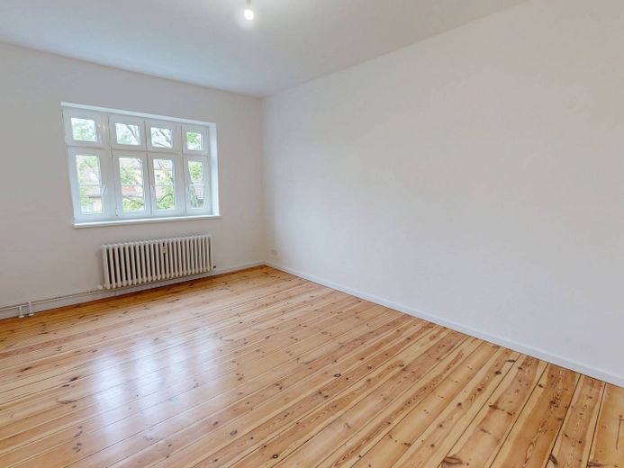 Чудово відремонтована та розташована в тихому місці: 2-кімн. квартира у старому будинку – Ansicht I: Wohn- und Esszimmer