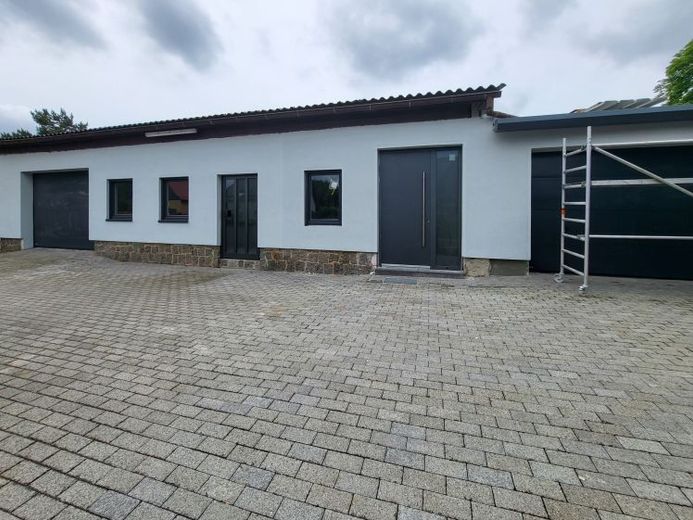 Moderne Gewerbeeinheit mit Büro- und Lagerflächen – Foto 1