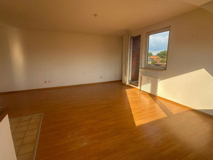 Attention singles & couples: 2-room attic apartment with open kitchen – Ansicht V: Wohnzimmer mit off…
