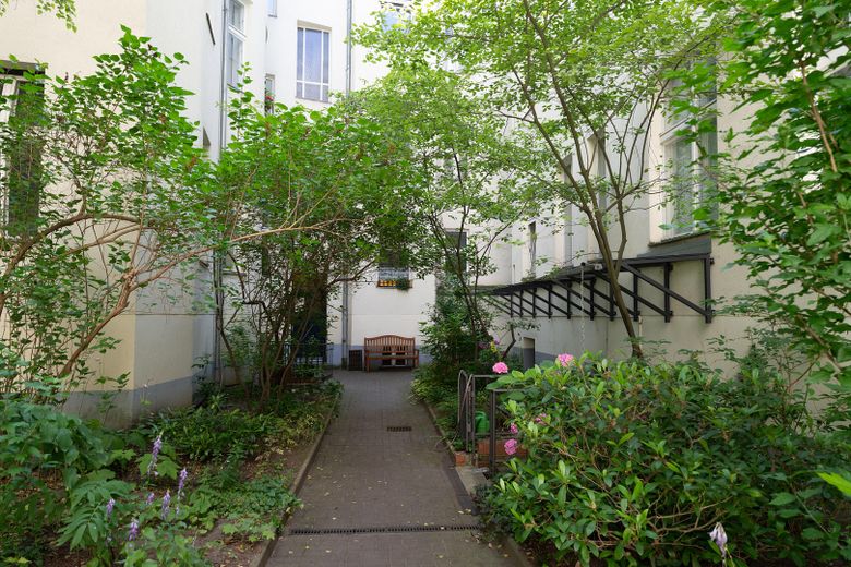Provisionsfrei: Am Cosimaplatz in Friedenau, 2.5 Zimmer Altbau mit Balkon im 3.OG, Fernwärme – Der Innenhof