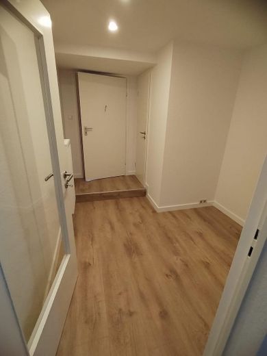 Recent gerenoveerde 2-kamer souterrainwoning direct naast de S-Bahn. Ideaal voor forenzen – Eingang von Küche aus