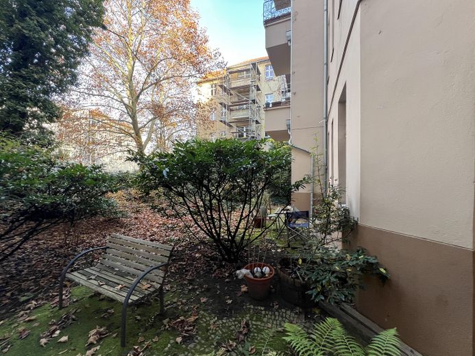 Wunderschöne 4-Zimmer-Altbauwohnung mit Garten in Wilmersdorf, nahe Rüdesheimer Platz – Hofgarten hinten