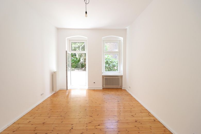 Frisch sanierte 2-Zimmer Altbauwohnung im Brüsseler Kiez | mit Balkon – Zimmer 1