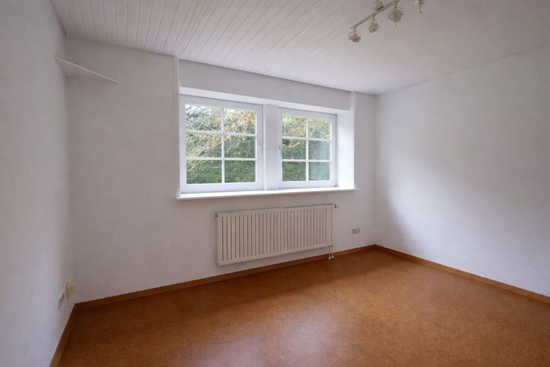 Exklusive Villa mit Wellnessbereich, Pool &amp; großem Grundstück (inkl. Renovierung und neuem Dach) – Büro EG