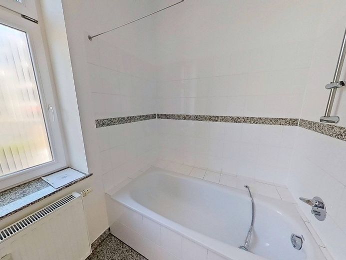 Historischer Charme trifft Wohnkomfort – 4-Zimmer-Altbauwohnung mit Balkon – Ansicht II: Tageslichtbad mit…