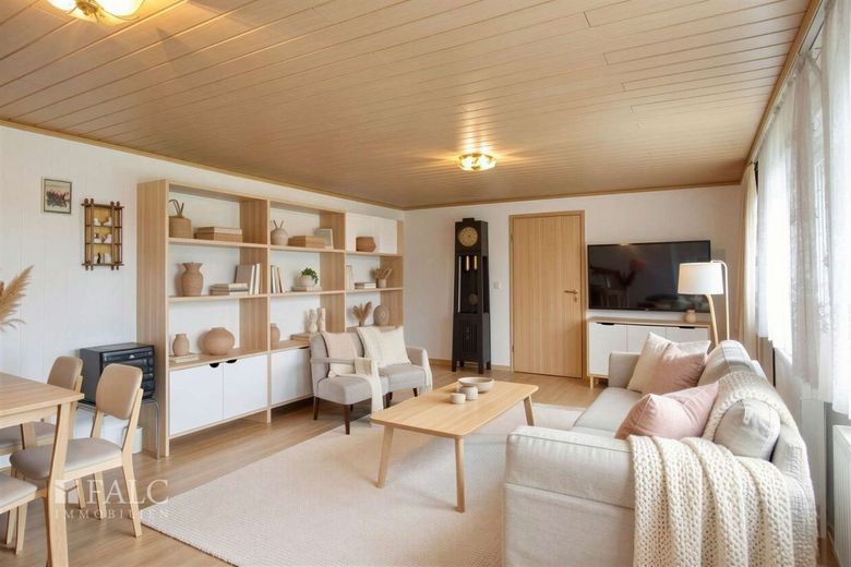 Casa residenziale solida con ampi locali accessori – ideale per artigianato e hobby – Wohnzimmer I - (KI generiert)