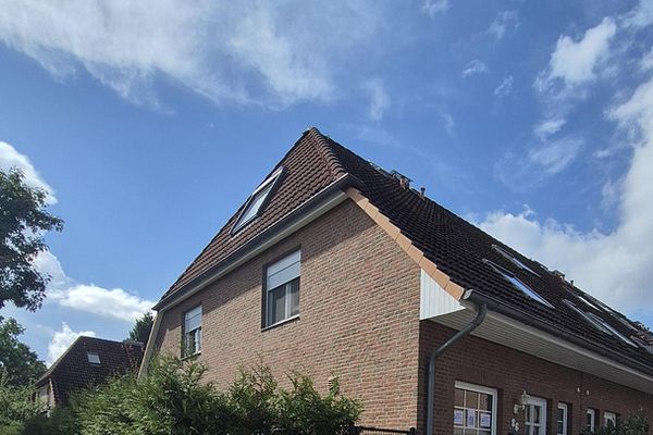 Casa a schiera di testa ben tenuta con giardino recintato e posto auto coperto