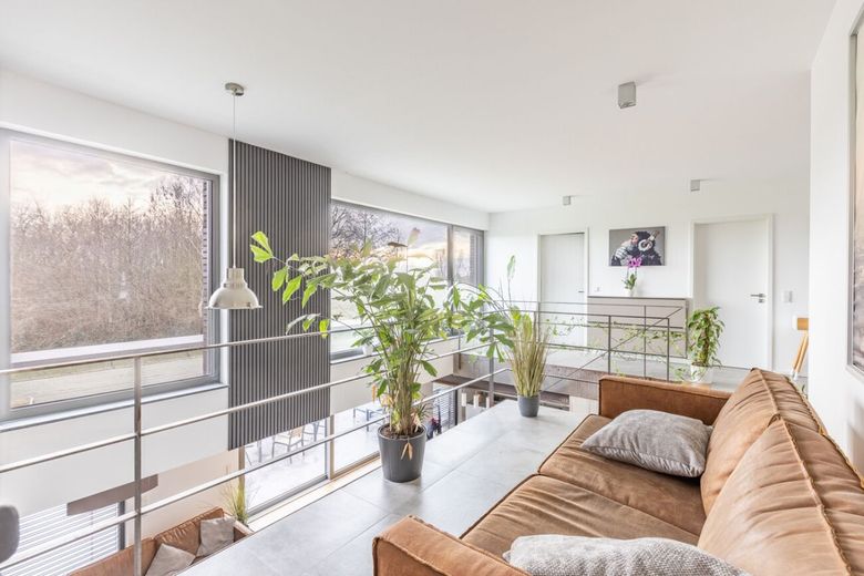 Architektenbungalow mit Split-Level-Bauweise, klarer Formensprache und freiem Landschaftsblick! – Galerie