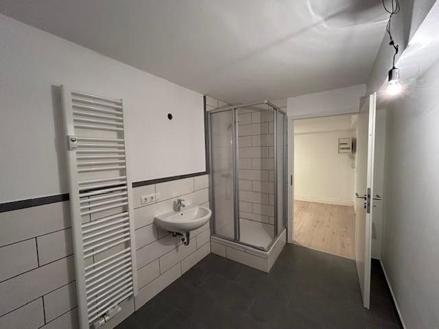 مبنى سكني وتجاري، عقار استثماري في موقع مركزي في 94209 ريغن – Souterrain Wohnung Bad