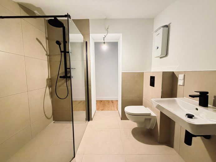 Erstbezug nach Sanierung | familiengerechte Altbauwohnung mit Terrasse in Bestlage | provisionsfrei – Badezimmer 2