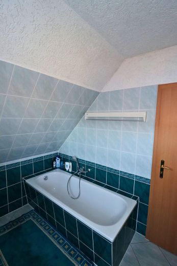 Familienfreundliches Einfamilienhaus in Oberuckersee mit Garten und guter Anbindung – Badezimmer mit Wanne OG