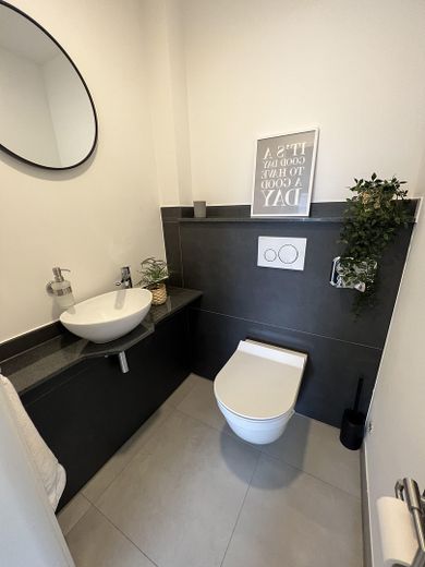 Moderno piso de 3 habitaciones en planta baja con jardín, eficiencia energética A+ – Gäste-WC