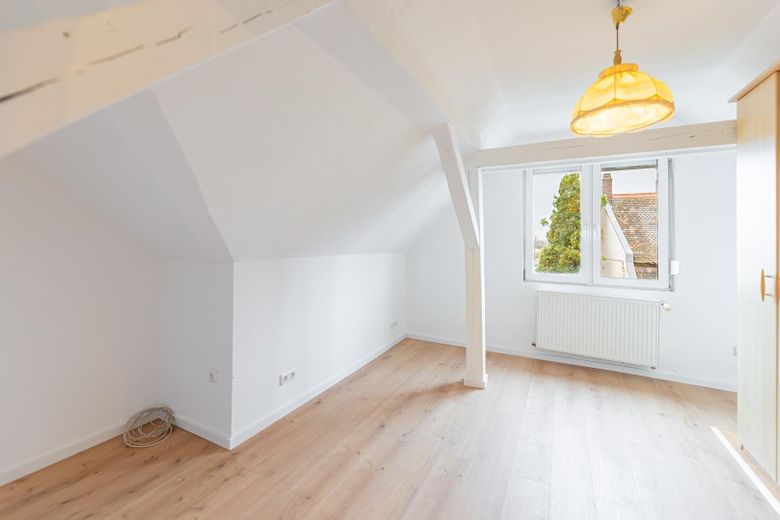 Wunderschöne 3 Zi Dachgeschoss Wohnung mit Balkon und Küche – Schlafen 2a