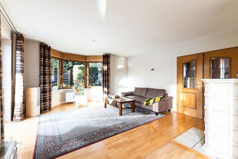 Familientraum in Bönningstedt: Solides EFH mit Wintergarten &amp; Doppelgarage – Wohnzimmer
