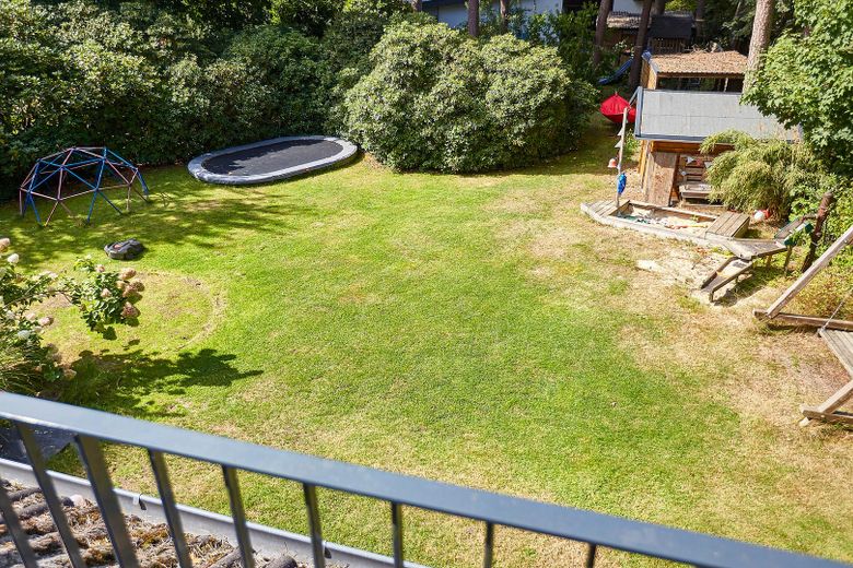 Ampliada en 2026: casa familiar de 298 m² en una parcela de 1.786 m² en Hamburg-Rissen | sin comisión – Hintergarten
