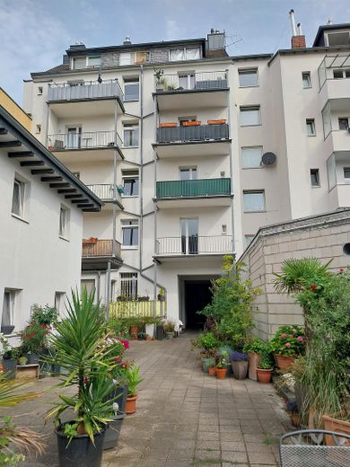HSD-nah, provisionsfrei, bezugsfrei: 3-4 Z, 1.OG, Vollbad, Balkon, EBK – Rückfront