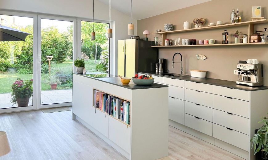 Ventana-asiento con vistas al verde, arquitectura tipo loft y bomba de calor: idilio familiar listo para entrar a vivir en Pulheim – Küche mit Kücheninsel