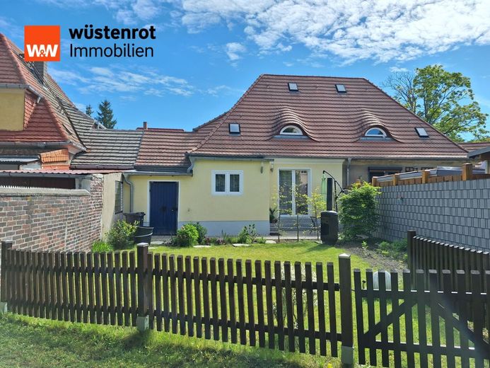 Charmantes Reihenmittelhaus mit schönem Garten in zentraler Wohnlage von Zschornewitz – Blick vom Park über den Garten zum Haus