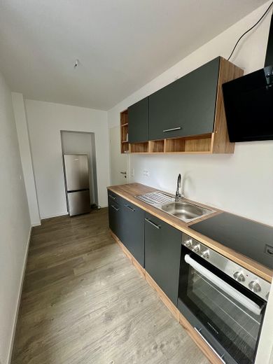 Appena ristrutturato: moderno appartamento di 2 locali | Cucina componibile | ampio balcone – Küche mit Einbauküche