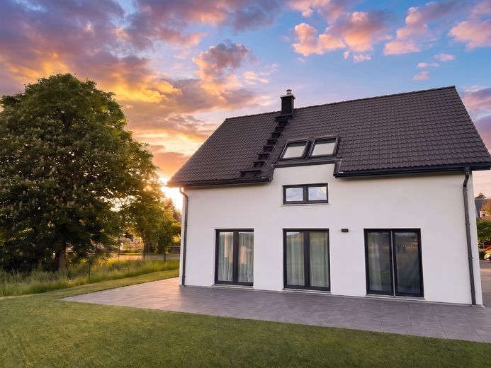 Freiraum, Panoramablick & top angebunden bei Hof: Neuwertiges Einfamilienhaus (2021, KFW-40, A+) – Terrassen-Ansicht von Süden