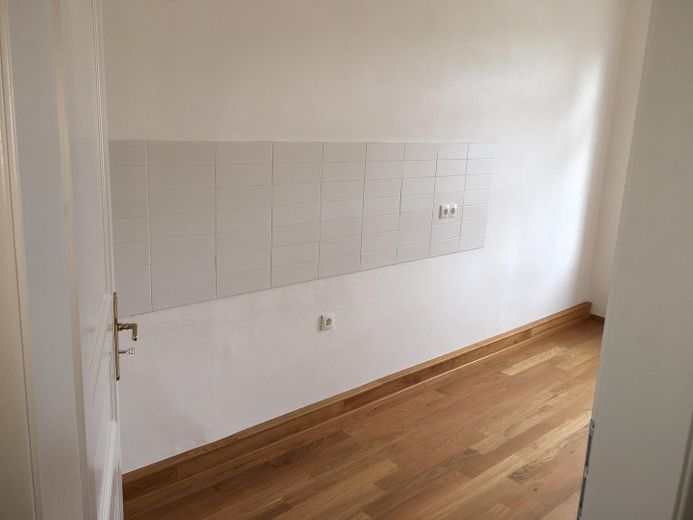 Bell'appartamento di 3 locali con vista sull'Elba / Dresda-Johannstadt – Küche links