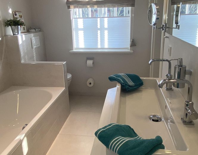 Bad mit Wanne, Dusche, Sauna