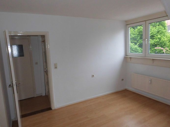 Kleines MFH mit drei Wohnungen und Garten - Bremen-Osterfeuerberg – Wohnzimmer 2.OG