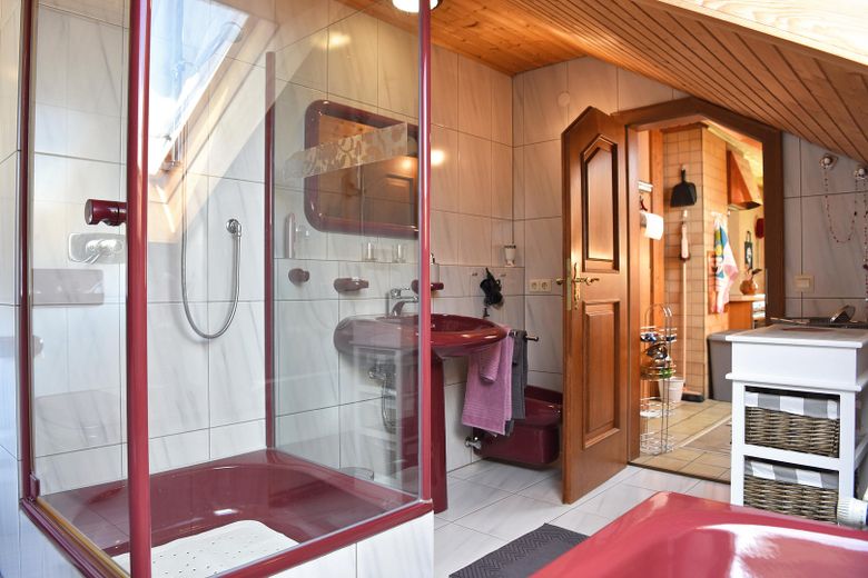 HAUS-SCHLUCHSEEBLICK: 3 Ferienwohnungen mit "Classic-Car-Ambiente" in Premiumlage (€ 1,1 Mio. +Inv.) – OG Badezimmer mit Dusche