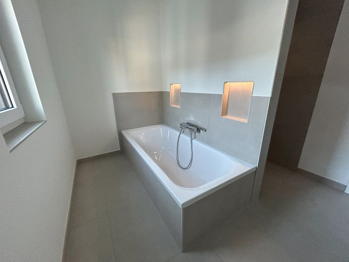 Neubau Doppelhaushälfte auf privater Wohnanlage  - A+ – Badewanne