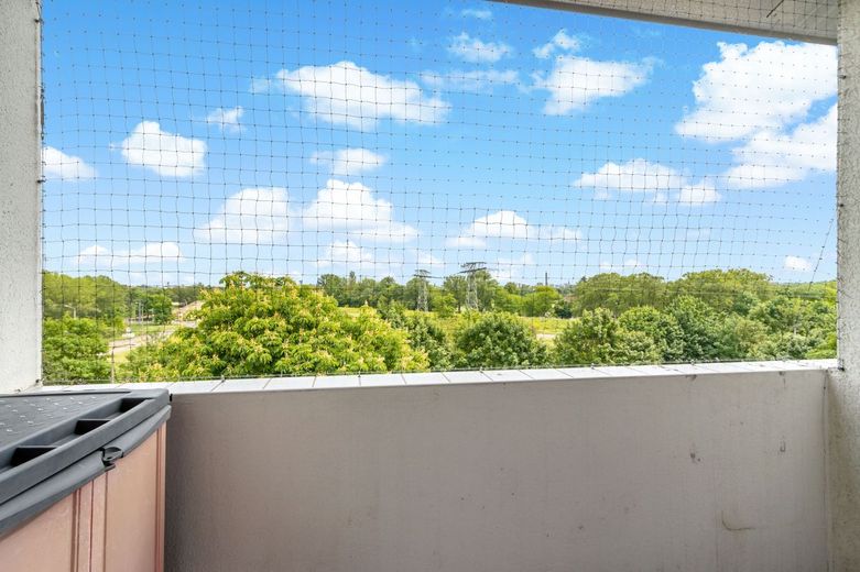 Dachgeschoss Wohnung mit Fahrstuhl und freiem Blick auf die Rennbahn in Ha-Neu! – Balkon