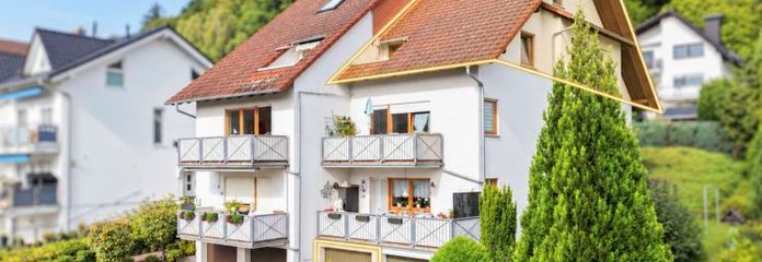 Dużo przestrzeni na dwóch poziomach – 4-pokojowe mieszkanie dwupoziomowe z balkonem, garażem i piwnicą w Gelnhausen-Haitz