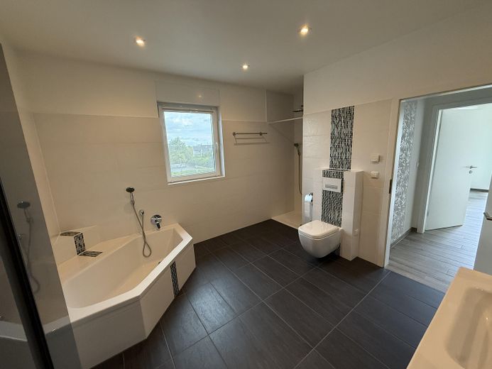 Provisionsfreies Traumhaftes Penthouse mit privater Dachterrasse und Fahrstuhl direkt in die Wohnung – Bad