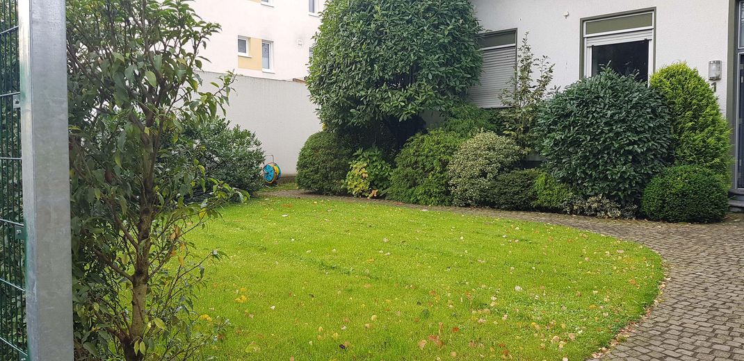 Sonnige Dachgeschosswohnung in Köln-Weiden – Gartenansicht linke Seite
