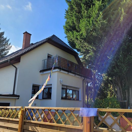 hintere Hausansicht mit Balkon