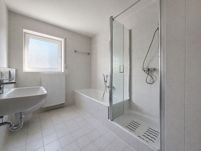 Frisch renovierte 3-Zimmer-Wohnung mit Balkon & Stellplatz in Weikersheim – Badezimmer