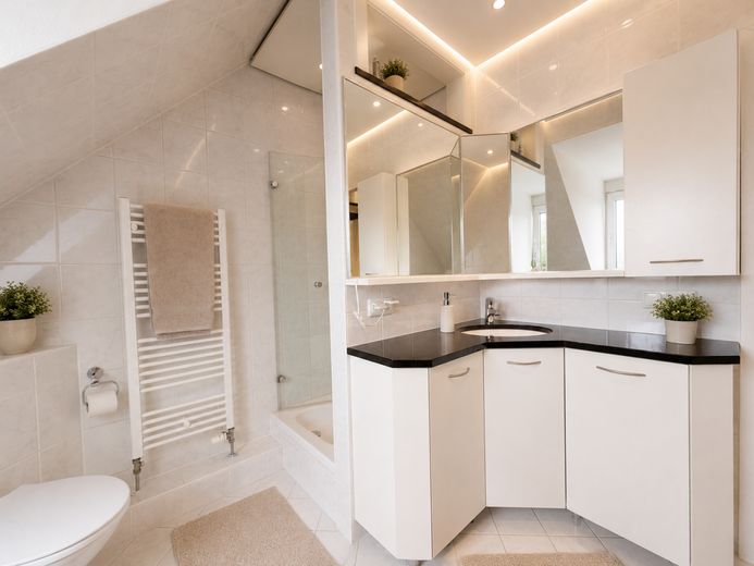 *Schöne DG-Maisonnette-Wohnung mit Fernblick* – Tageslichtbad