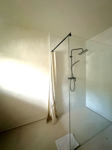...großer bodenebener Dusche