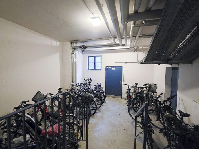 TOP RENOVIERTE UND KOMPLETT EINGERICHTETE 2,5-ZIMMER WOHNUNG IN SCHWABING WEST - PROVISIONSFREI – Fahrradraum