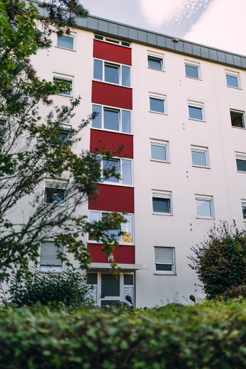 Natychmiast dostępne: piękne mieszkanie 2-pokojowe z loggią od zachodu i zmodernizowaną łazienką – Hausansicht