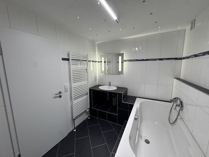 Lichtdurchflutete 2,5-Zimmer-Maisonette, Terrasse und Garten – frisch renoviert & sofort beziehbar – Wannenbad Untergeschoss