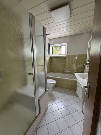 4-kamerappartement op de begane grond met balkon, garage en gebruik van de tuin in rustige ligging, Haibach – Badezimmer