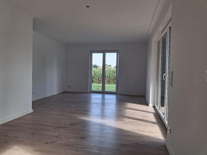 Moderne 3-Zimmer-Erdgeschosswohnung mit Terrasse und Carport in Bad Oeynhausen-Werste – Wohnzimmer