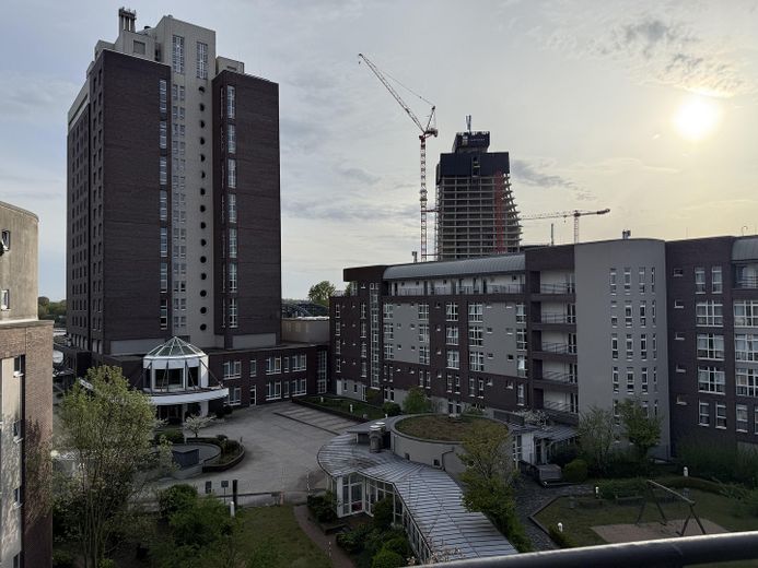 Loft an der Elbe mit Balkon und Blick auf den Elbtower, neben Hafencity – Ausblick Balkon mit Elbtower