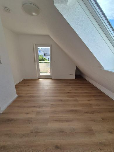 Frisch renovierte 5-Zi.-DG-Wohnung | Balkon | EBK | 85 m² | Schwäbische Alb | provisionsfrei – Schlafzimmer