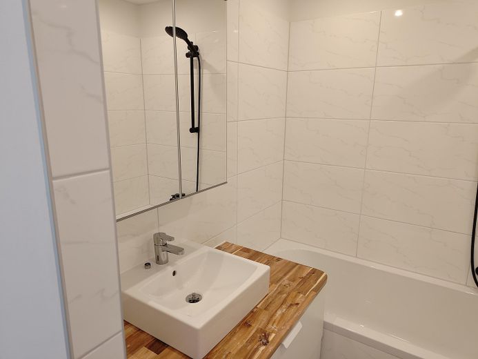Möblierte provisionsfreie 2-Zimmerwohnung direkt am Inn – Badezimmer
