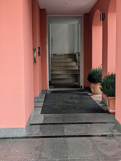 Exclusive 3-Zimmer-Etagenwohnung in Bestlage - Komfortabel, barrierefrei, Lift & ideal für Paare – Hauseingang