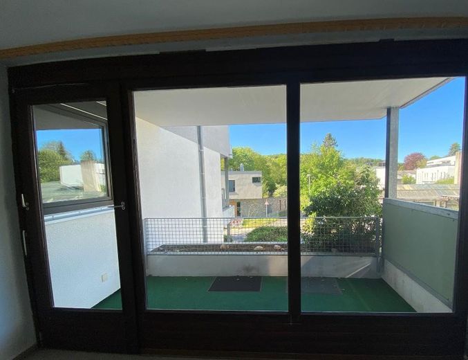 Appartamento moderno di 3 locali con due balconi e nuova cucina componibile – Balkon2