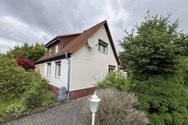 Bestandsdoppelhaushälfte auf 1058qm Grundstück in ruhiger Gegend von Magdeburg