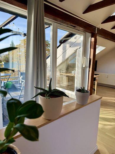 Maisonette de estilo antiguo inundada de luz, con chimenea, aire acondicionado y un ambiente residencial tranquilo – Schlafzimmer - Dachloggia